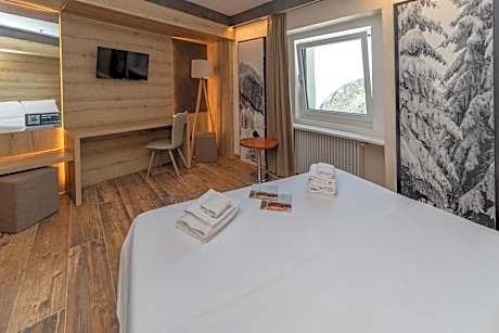 Double or Twin Room with Mountain View