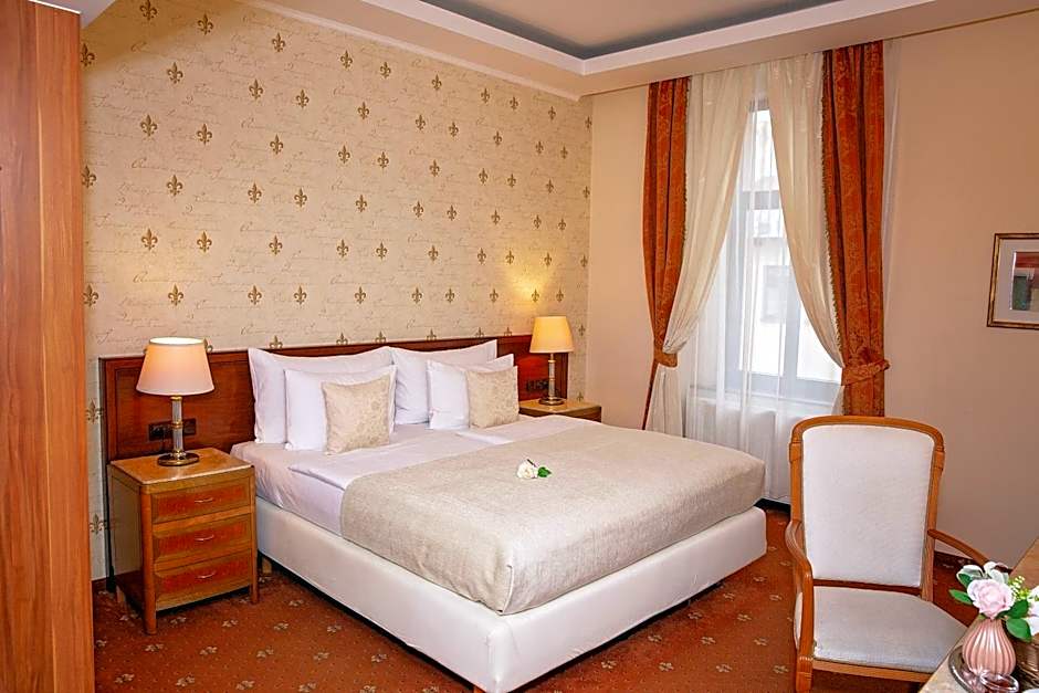 FLEUR DE LIS HOTEL