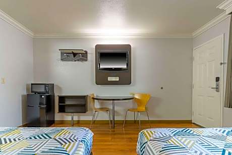 Deluxe Quadruple Room - Non-Smoking