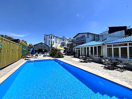 Laguna Beach Club Bazaleti Lake