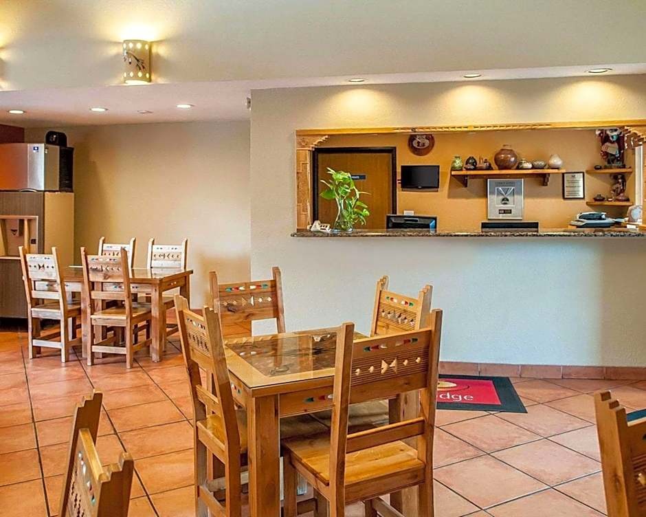 Econo Lodge Inn & Suites Santa Fe South