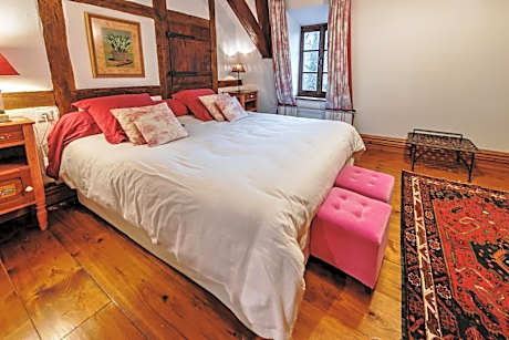 Charles Suite (queen size bed or twin beds)