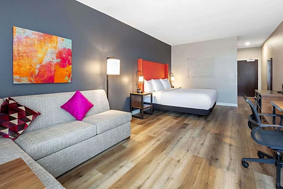 La Quinta Inn & Suites by Wyndham Lewisville