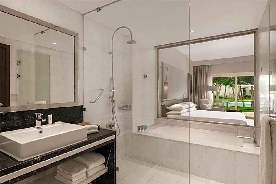 Dusit Thani LakeView Cairo