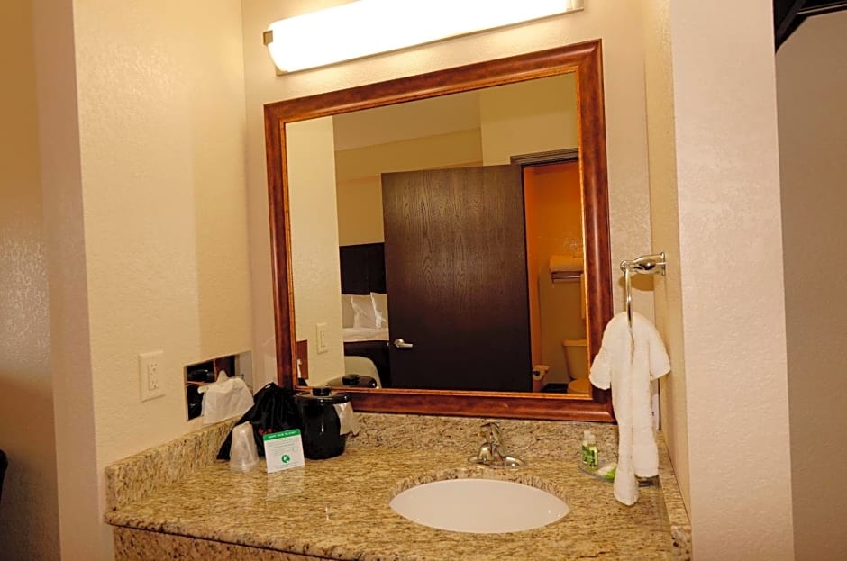 Cobblestone Inn & Suites - Denison | Oak Ridge