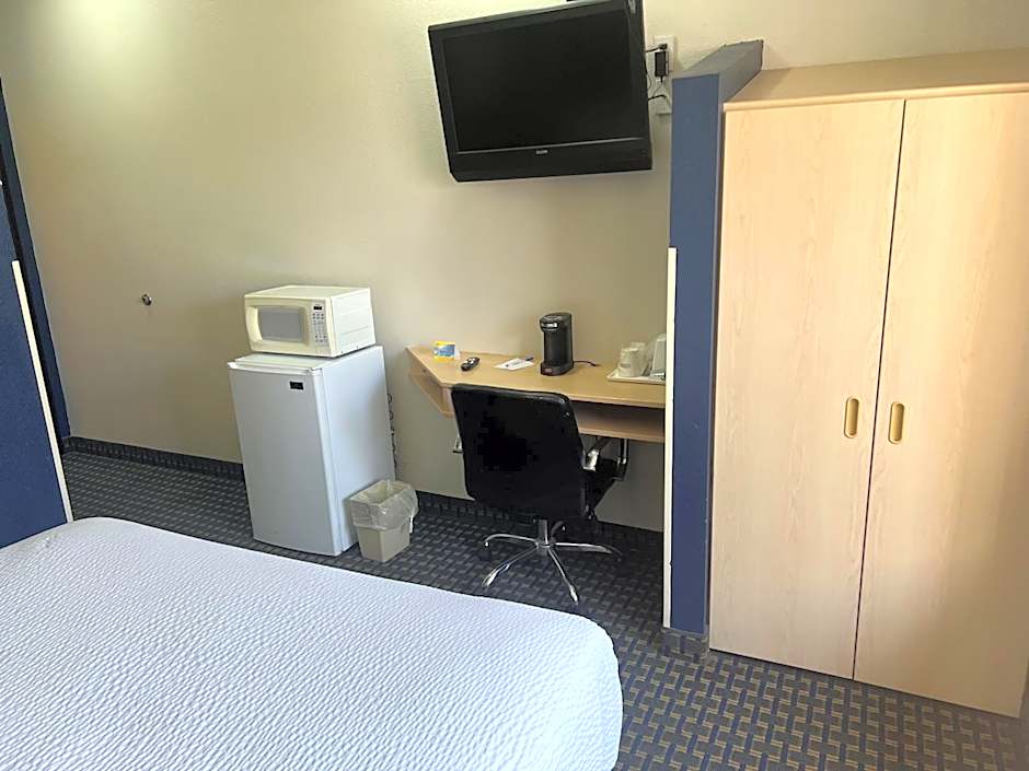 Days Inn & Suites by Wyndham Hutchinson