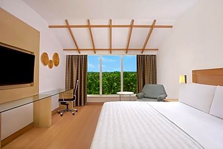 Deluxe King Room with 10% F & B discount