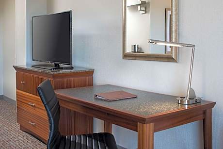 Queen Guest Room - Mobility/Hearing Accessible