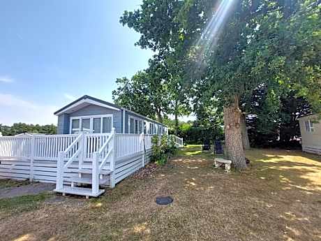 Tulip Lodge at Oakdene - Passes included free!