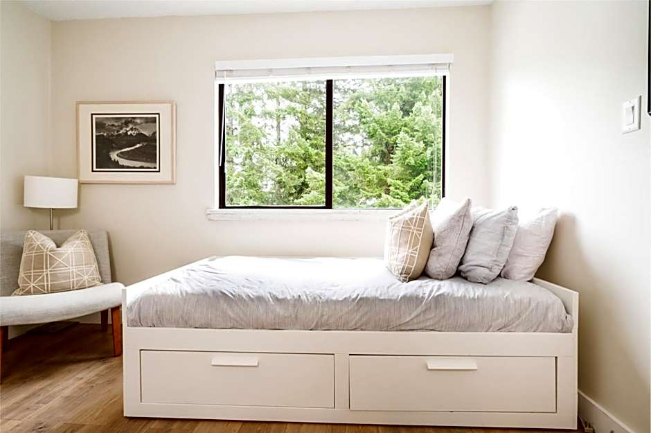 Group Stays - Large Renovated Apartment with Pool and Hot Tub