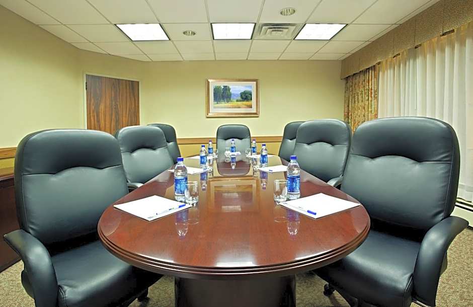 Holiday Inn Express Hotel & Suites Pittsburgh Airport By IHG