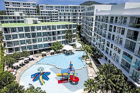 Stylish 2BR Retreat Pools Beach Shuttle S6609