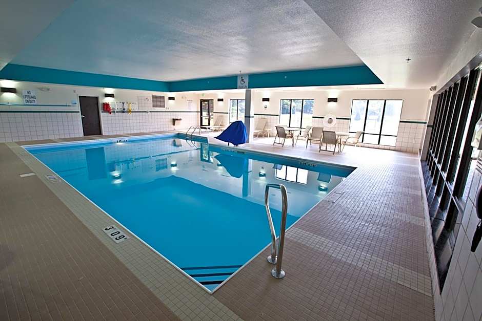 Holiday Inn Express and Suites Detroit North-Troy By IHG