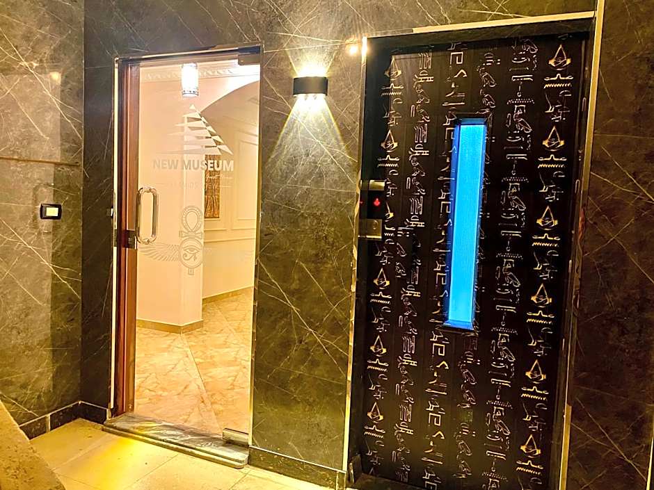 New Museum, Pyramids inn