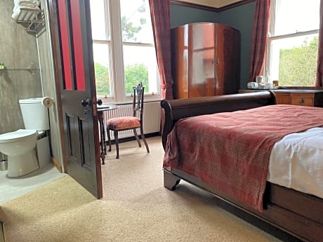 Deluxe Double Room with Side Sea View