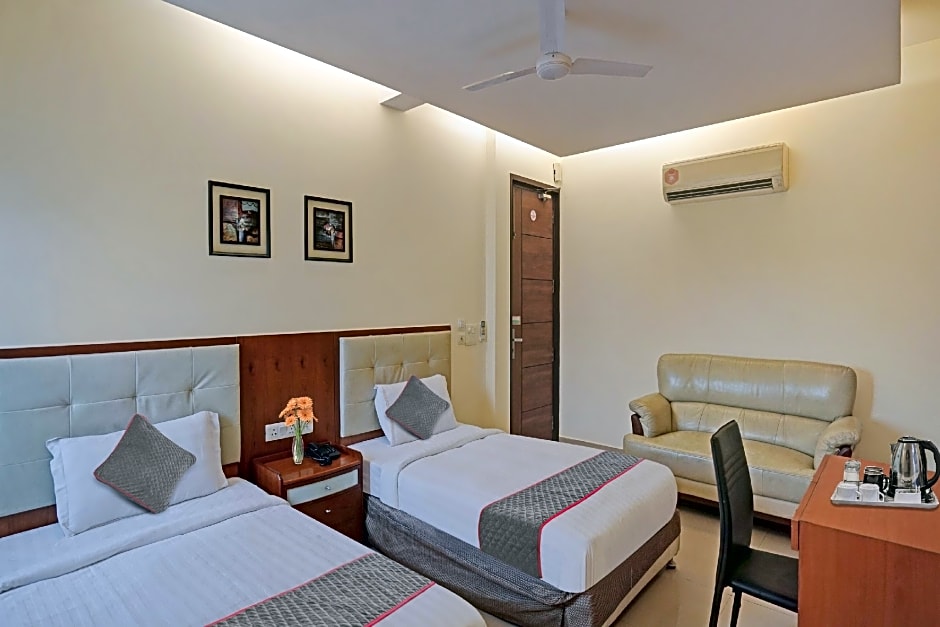 Qotel Noida 51 couple Friendly 