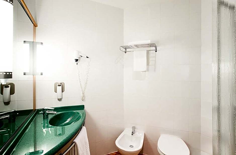 Ibis Como
