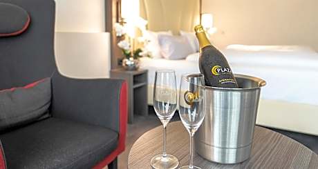 One-Bedroom Junior Suite with One Double and One Single Bed - Sofa Bed