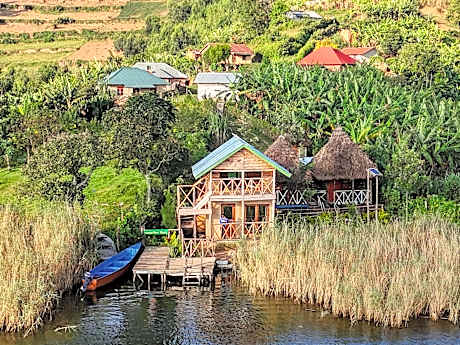 Sunrise hostel bunyonyi 
