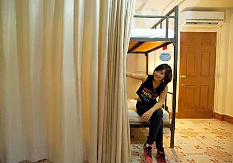 Bed in 6-Bed Mixed Dormitory Room with Air-Con