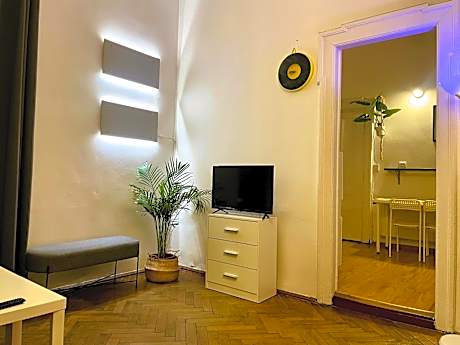 One-Bedroom Apartment with Backyard balcony
