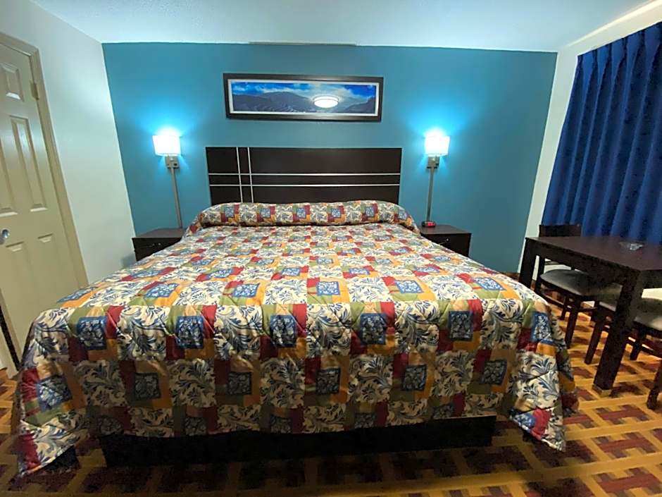 Photo 1 of 6 of 1 King Bed, Smoking
