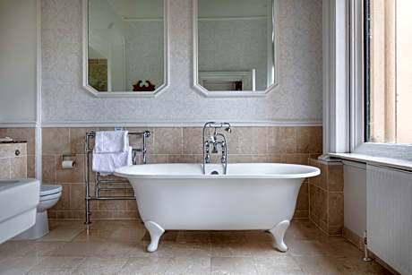 Suite-1 King Bed Non-Smoking Superior Room Four-Poster Bed