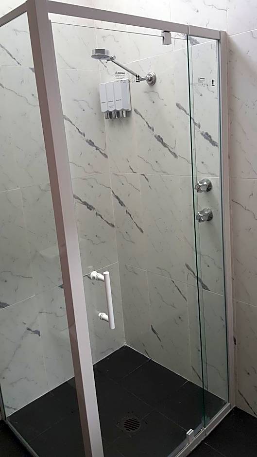 Hibiscus Lakeside Motel