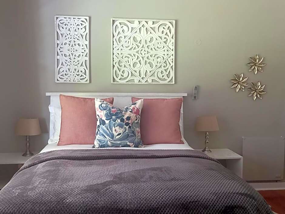 Photo 1 of 7 of Deluxe 1 Queen Bed