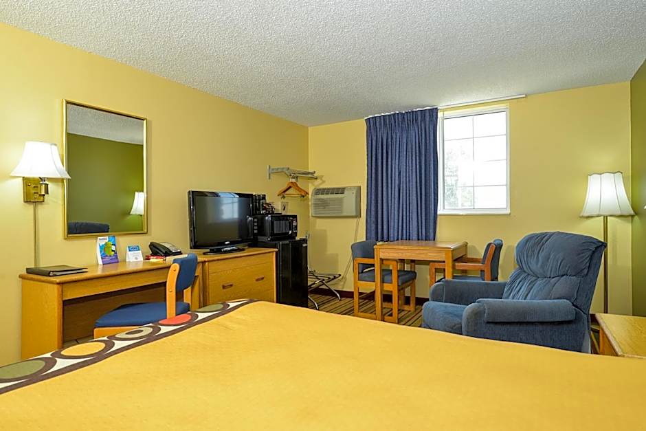 Super 8 by Wyndham Minot Airport