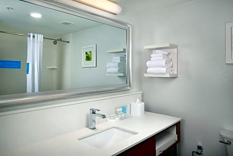 1 King Mobility Access With Tub Nonsmoking