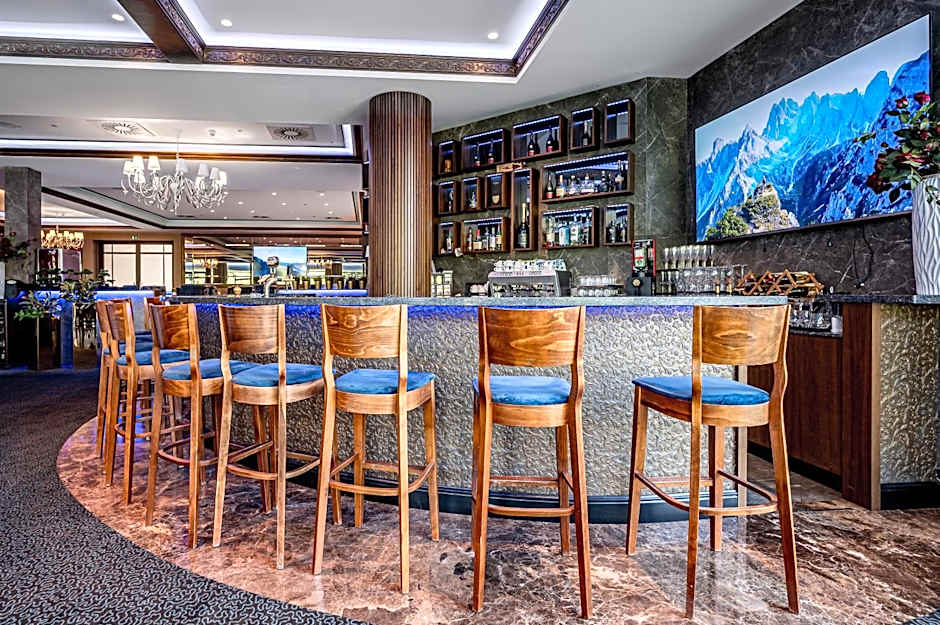 VILNIUS PARK PLAZA HOTEL, Restaurant & Terrace, Panorama Bar, Conference & Banquet Center