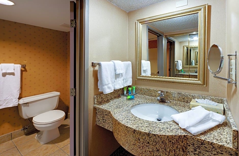 Hotel RL Cleveland Airport West