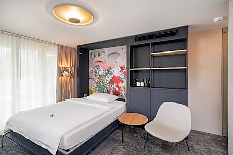 Spacious Rooftop Room