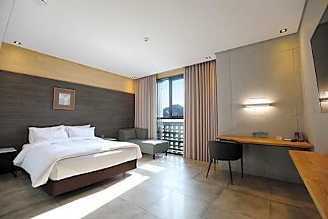 Deluxe Double - Queen or Hollywood Bed, Non-Smoking, Agoda Only