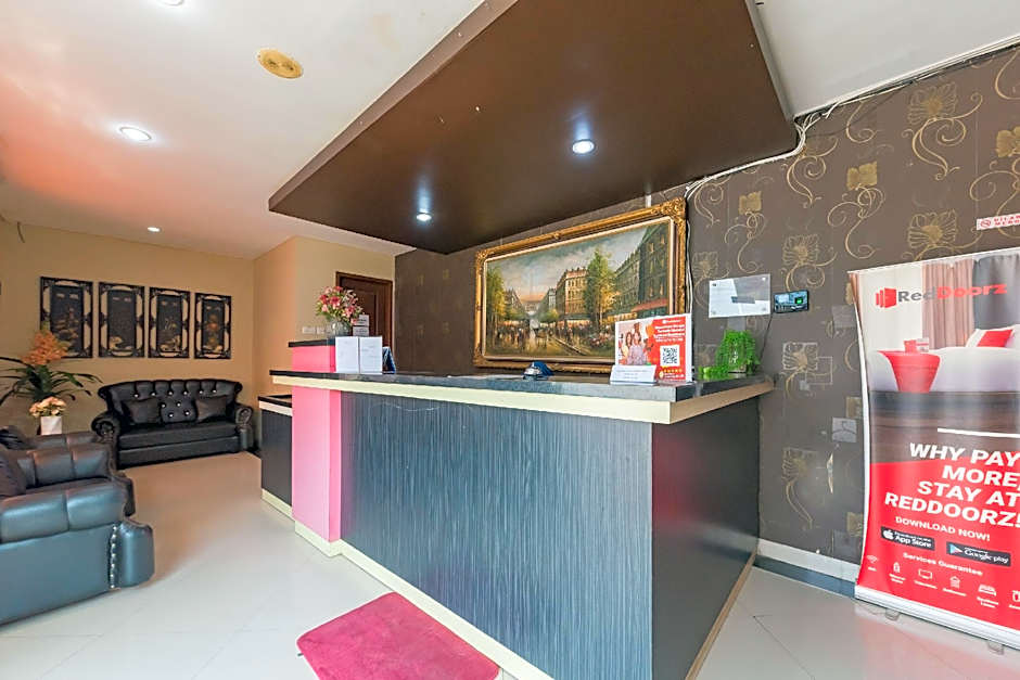 RedDoorz @ La Mega near Pasar Pagi Cirebon