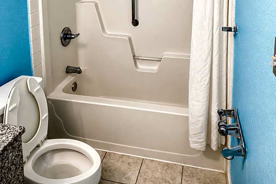 Blue Way Inn & Suites Wichita East