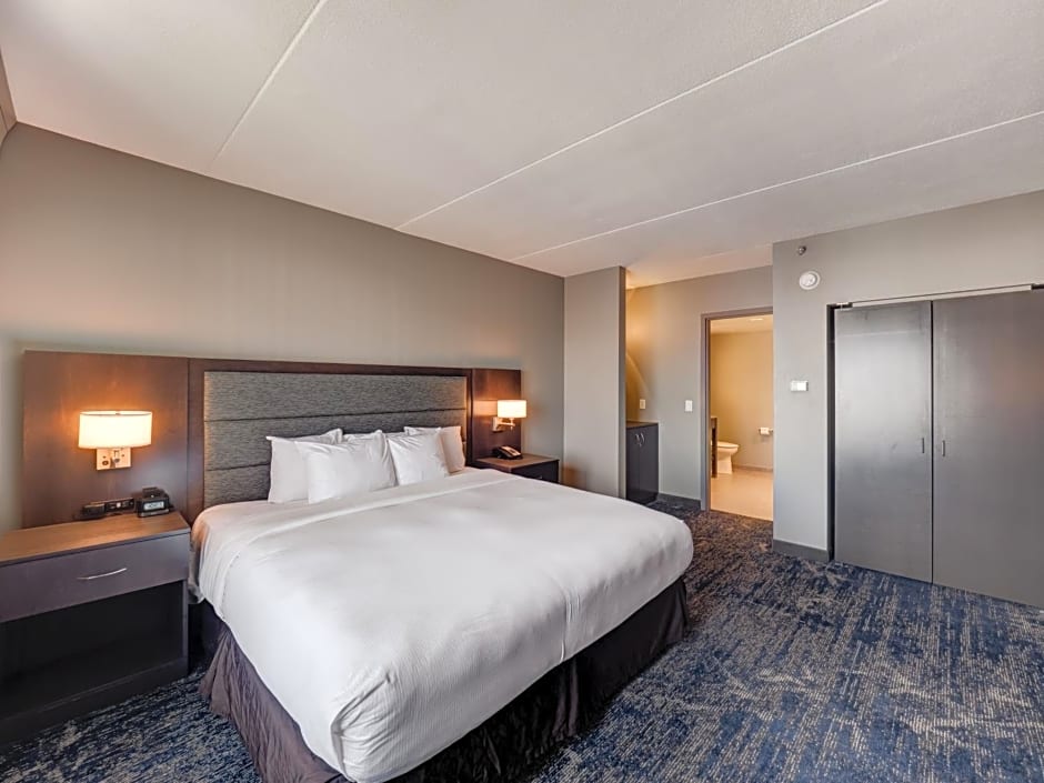 DoubleTree by Hilton Bloomington