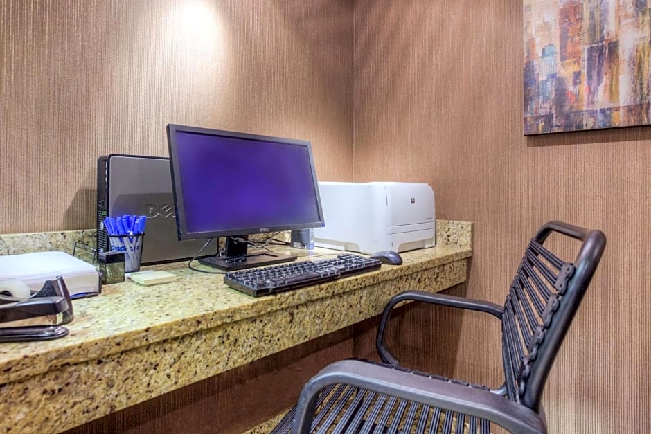 Comfort Inn & Suites Evansville Airport