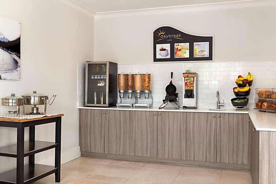 Days Inn by Wyndham 100 Mile House