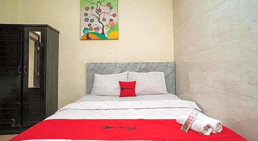 RedDoorz near Cyber Mall