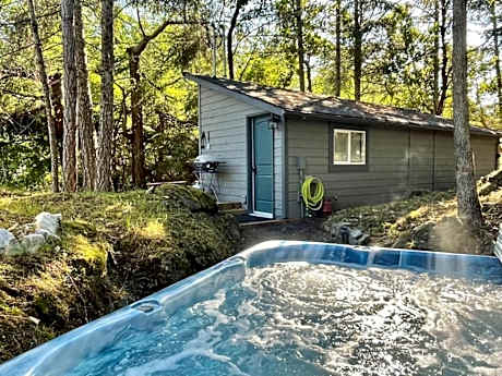 Cozy Cabana with Large Private Outdoor Hot Tub