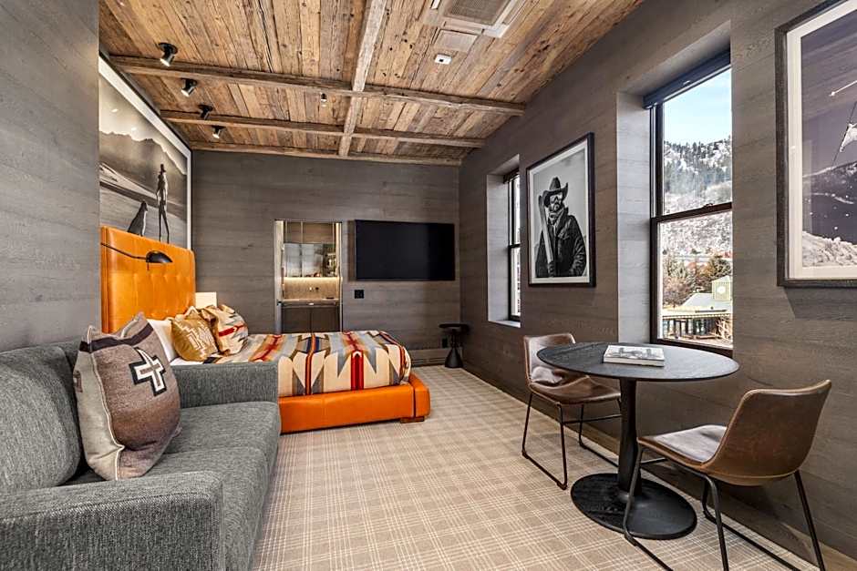 Independence Square 300, Newly Renovated Studio in Downtown Aspen, w/ Rooftop & Hot tub