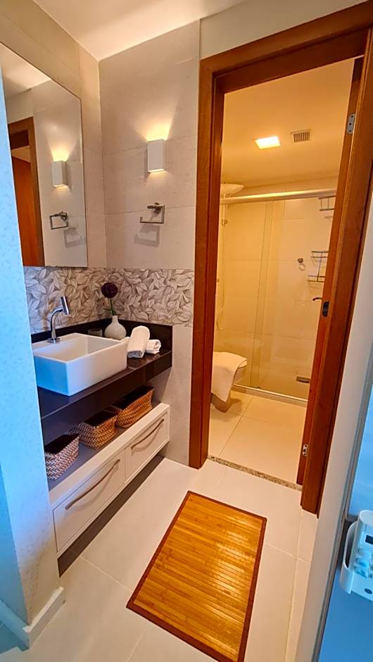 Apartamento espetacular na MELHOR praia da Bahia, GUARAJUBA é uma das únicas praias com selo azul do Brasil -Luxo, lazer, diversão e tranquilidade! Projetado para que você tenha a melhor experiência em hospedagem - Condominio tipo resort, o mais procurado