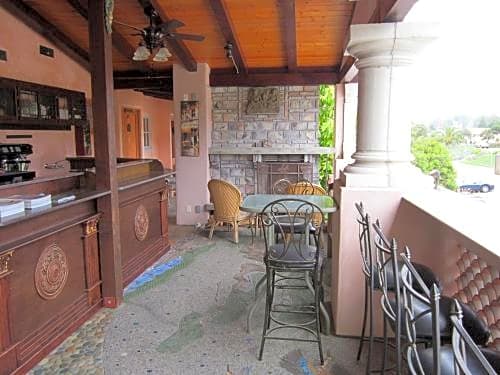 Les Artistes Inn