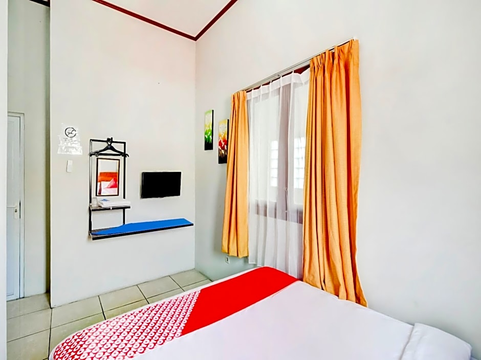 Vaccinated Staff - OYO 90048 Teratai Bekasi Guesthouse