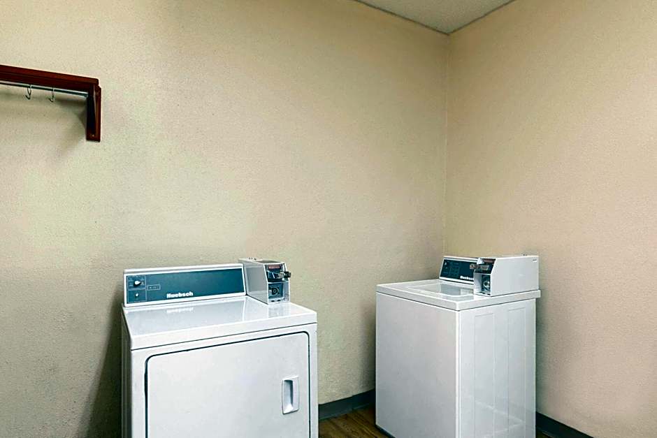 Super 8 by Wyndham Fort Mitchell Cincinnati Area