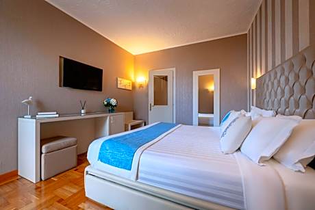 Double or Twin Room with Sea View and Beach Access