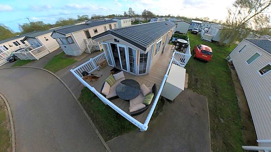 Tattershall VIP Retreat - Hot tub, stunning lakeside views, newly refurbished to an amazing 5 star standard