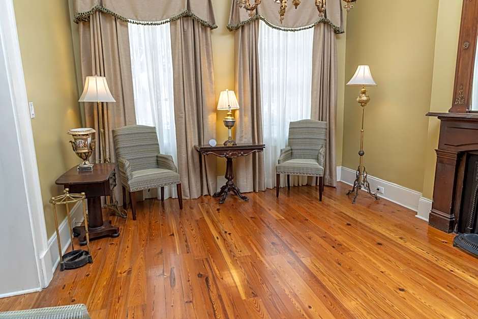 Lamothe House Hotel